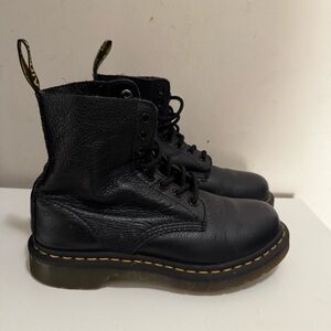 Women’s 7 or Men’s 6 - Dr. Martens Airwair Black JY004 Leather Boots 1460 Y